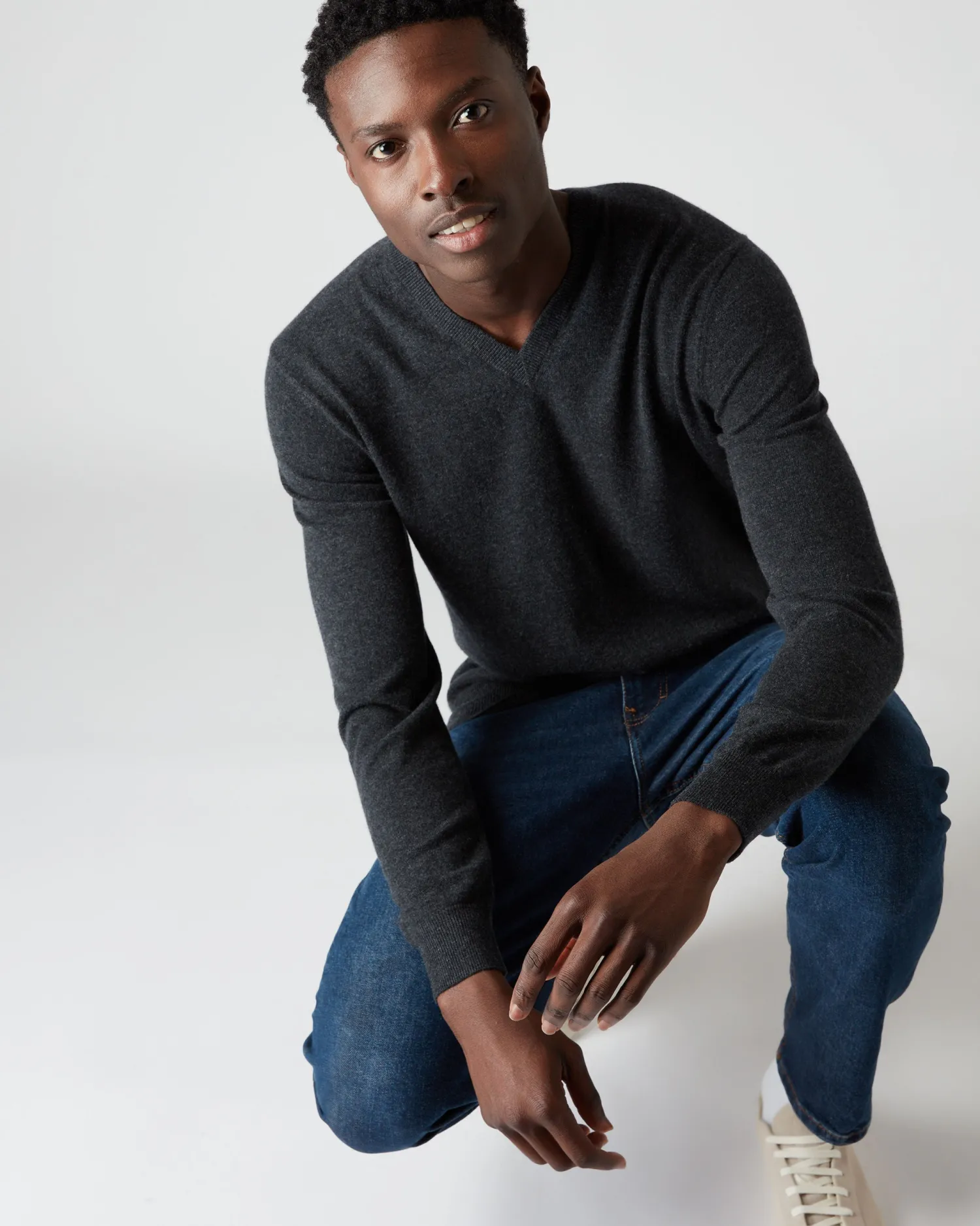 N.Peal Dark Grey | Classic Cashmere*Men's Burlington V Neck Cashmere Sweater