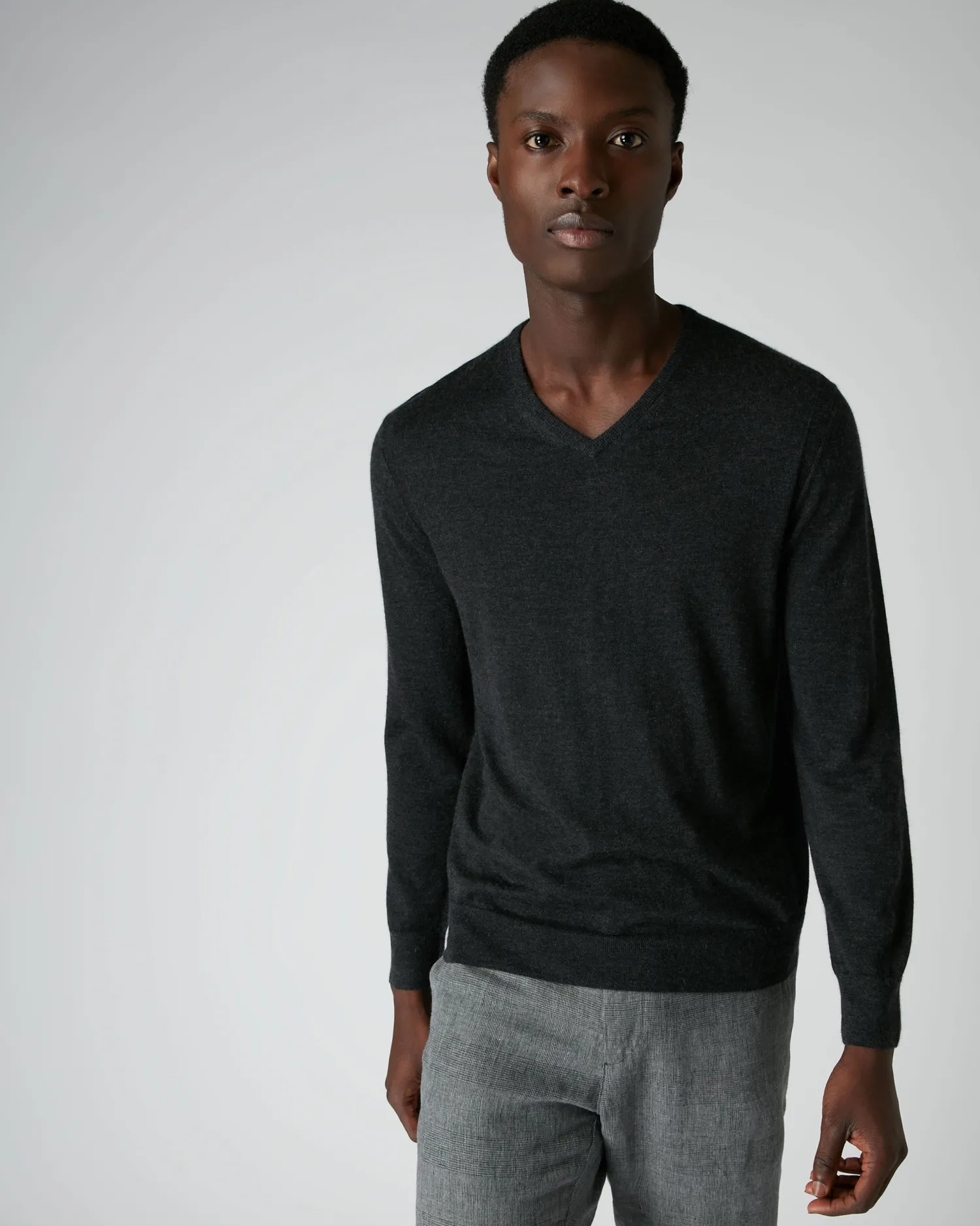 N.Peal Dark Grey | Fine Gauge Cashmere*Men's Conduit Fine Gauge Cashmere V Neck Sweater