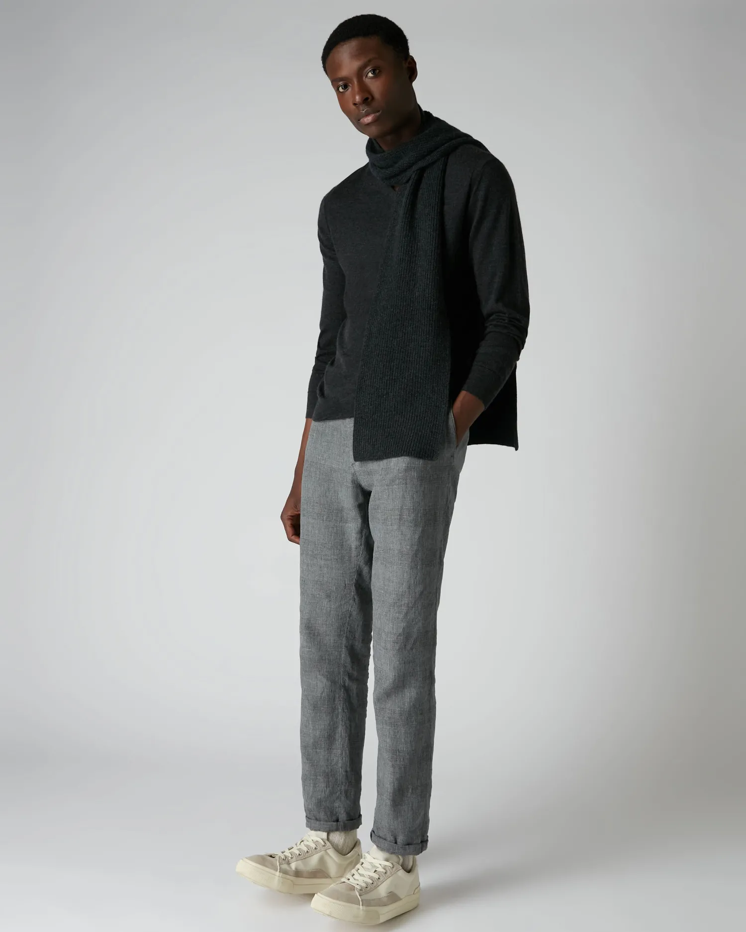 N.Peal Dark Grey | Fine Gauge Cashmere*Men's Conduit Fine Gauge Cashmere V Neck Sweater