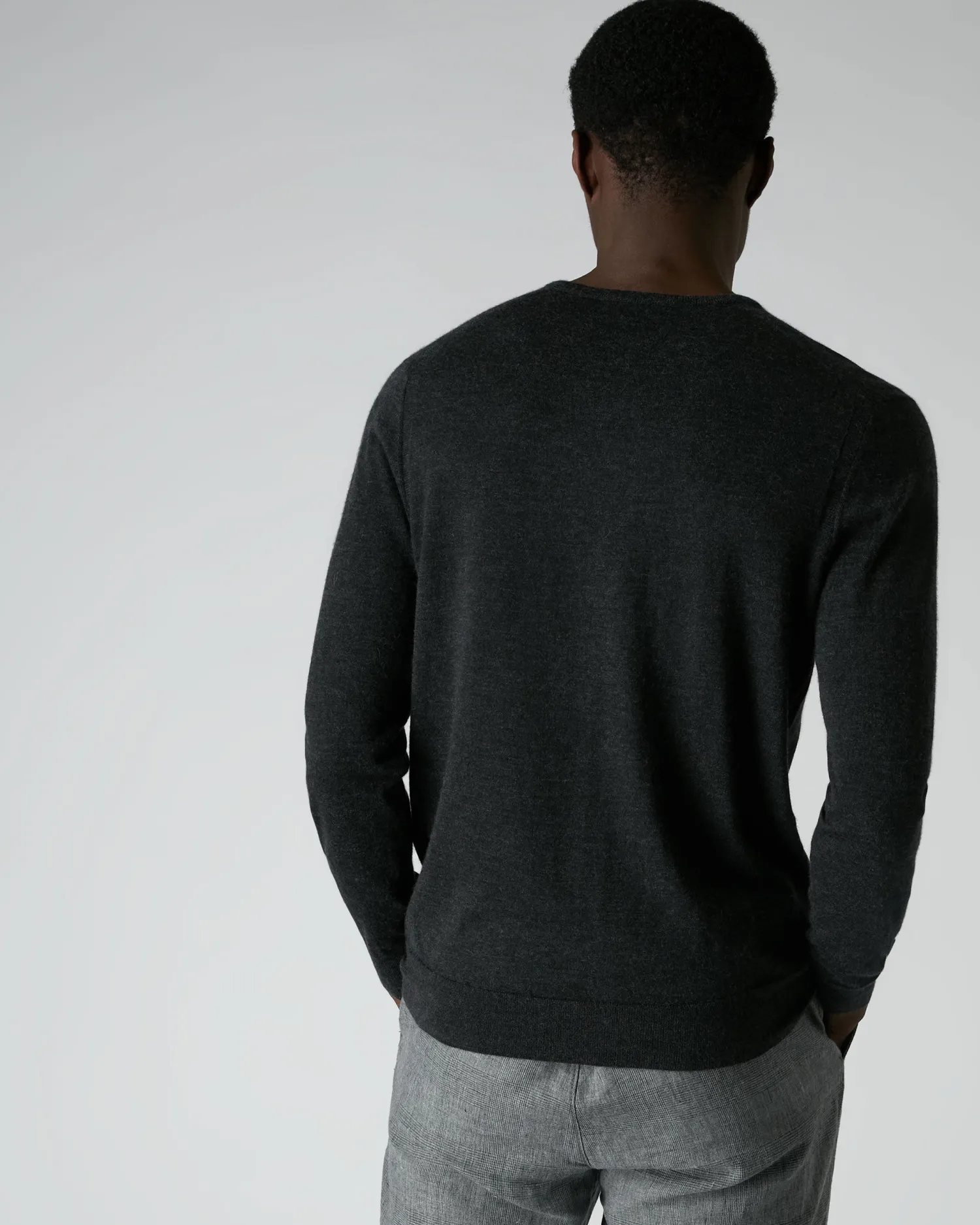 N.Peal Dark Grey | Fine Gauge Cashmere*Men's Conduit Fine Gauge Cashmere V Neck Sweater