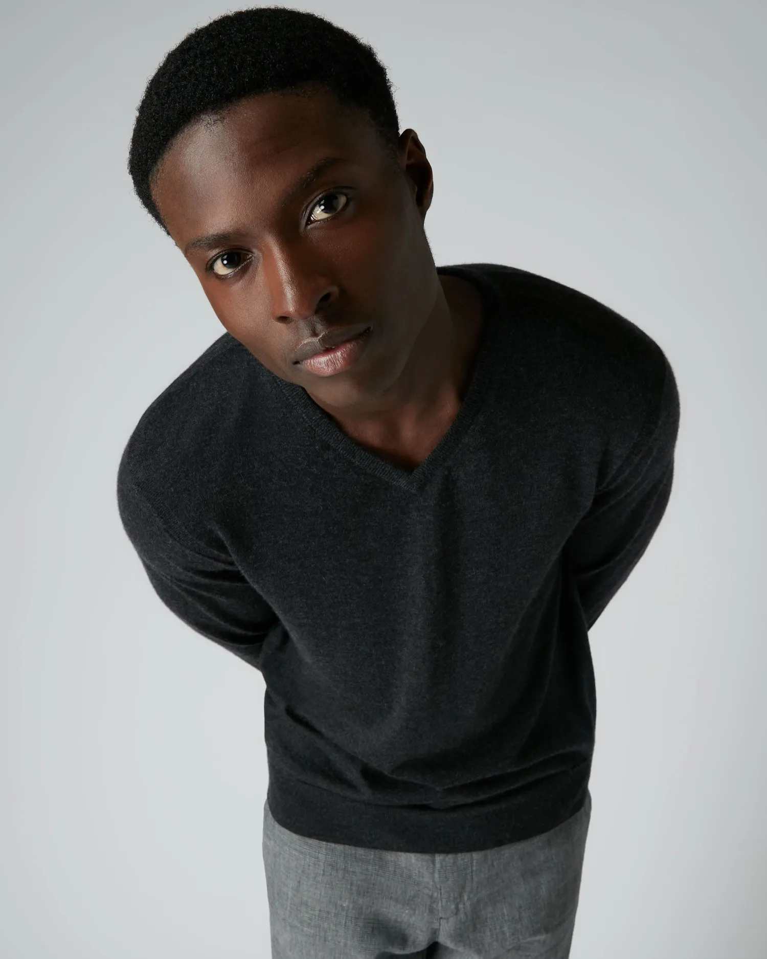 N.Peal Dark Grey | Fine Gauge Cashmere*Men's Conduit Fine Gauge Cashmere V Neck Sweater