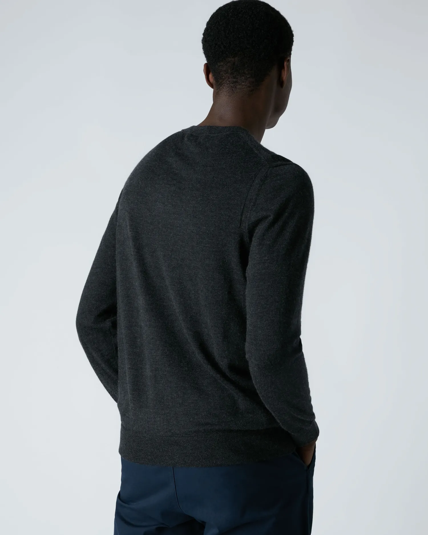 N.Peal Dark Grey | Fine Gauge Cashmere*Men's Covent Fine Gauge Cashmere Round Neck Sweater