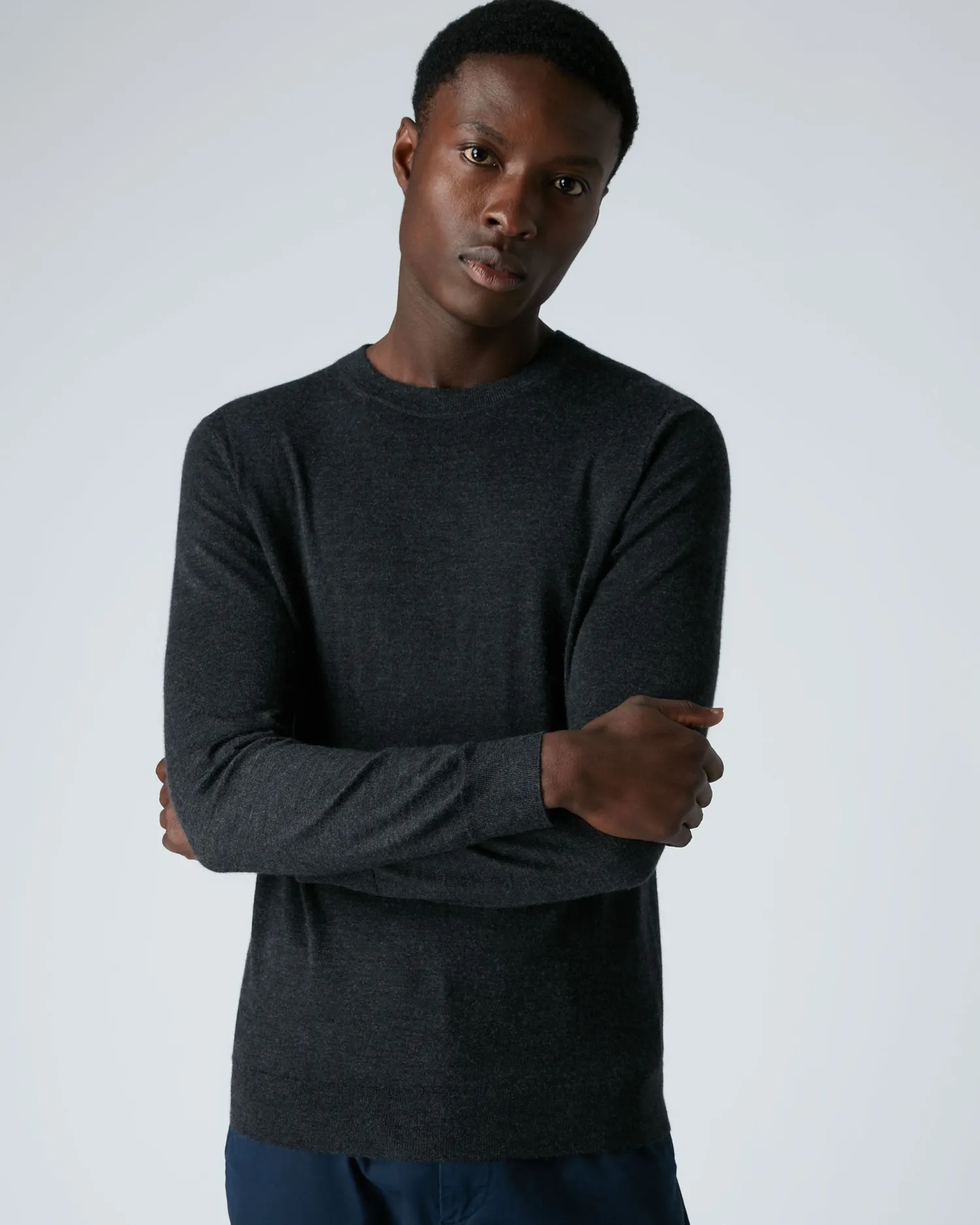 N.Peal Dark Grey | Fine Gauge Cashmere*Men's Covent Fine Gauge Cashmere Round Neck Sweater