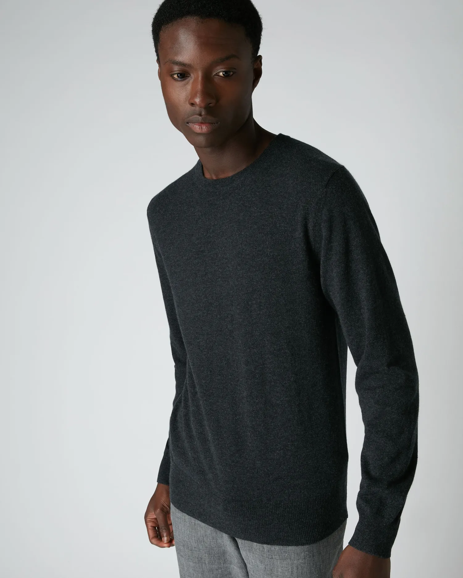 N.Peal Dark Grey | Classic Cashmere*Men's Oxford Round Neck Cashmere Sweater