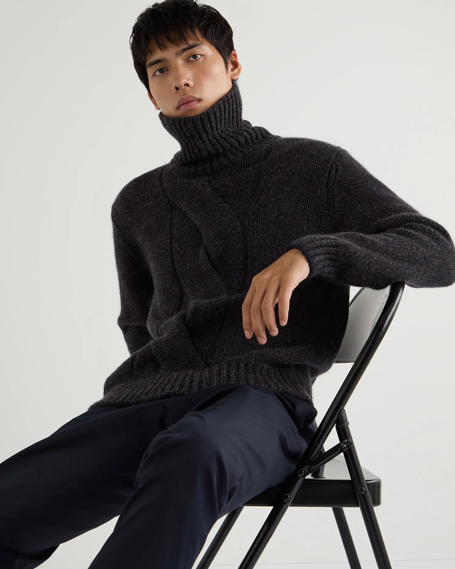 N.Peal Dark Grey | Textured Knits*Men's Wandsworth Cable Turtle Cashmere Sweater