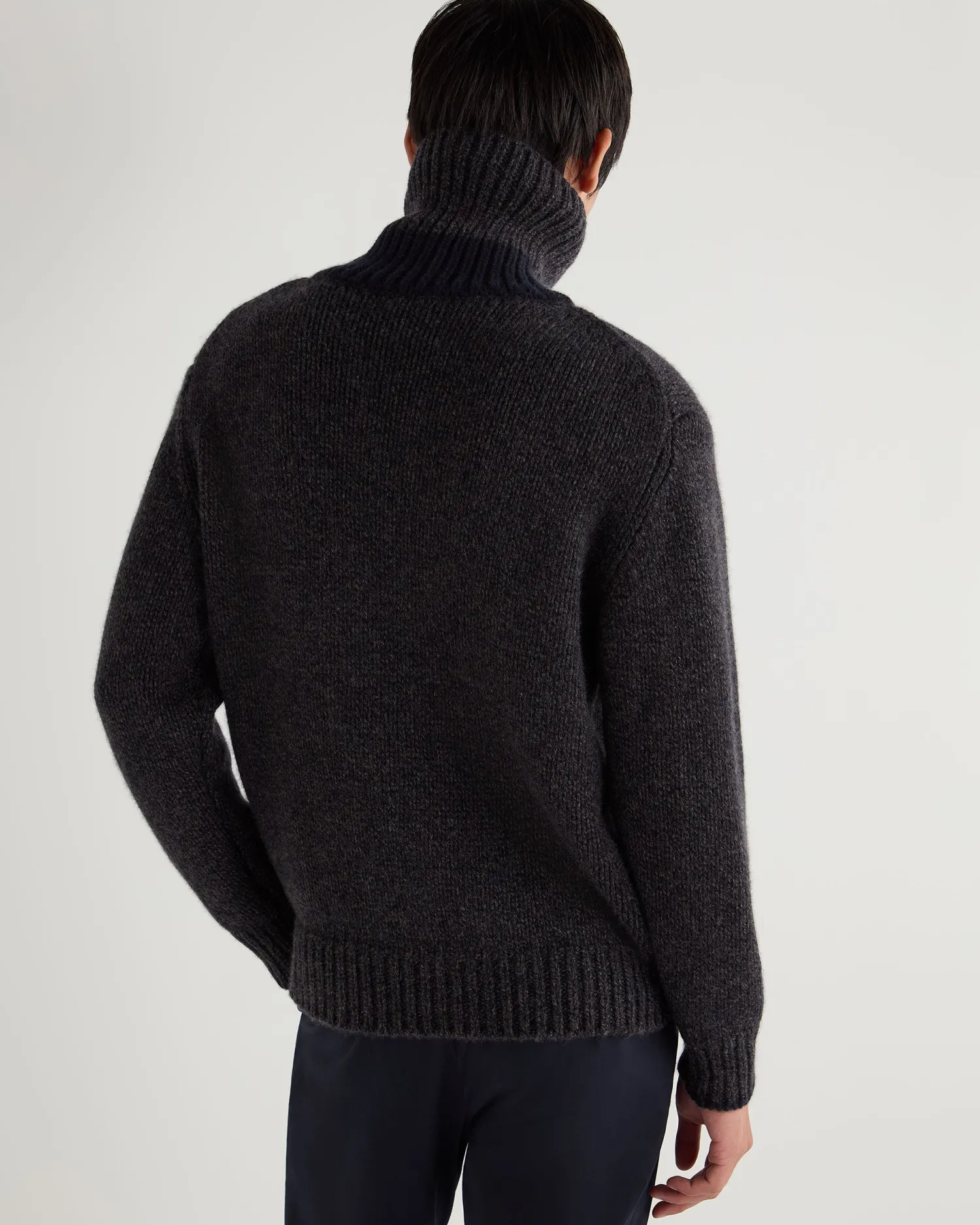 N.Peal Dark Grey | Textured Knits*Men's Wandsworth Cable Turtle Cashmere Sweater