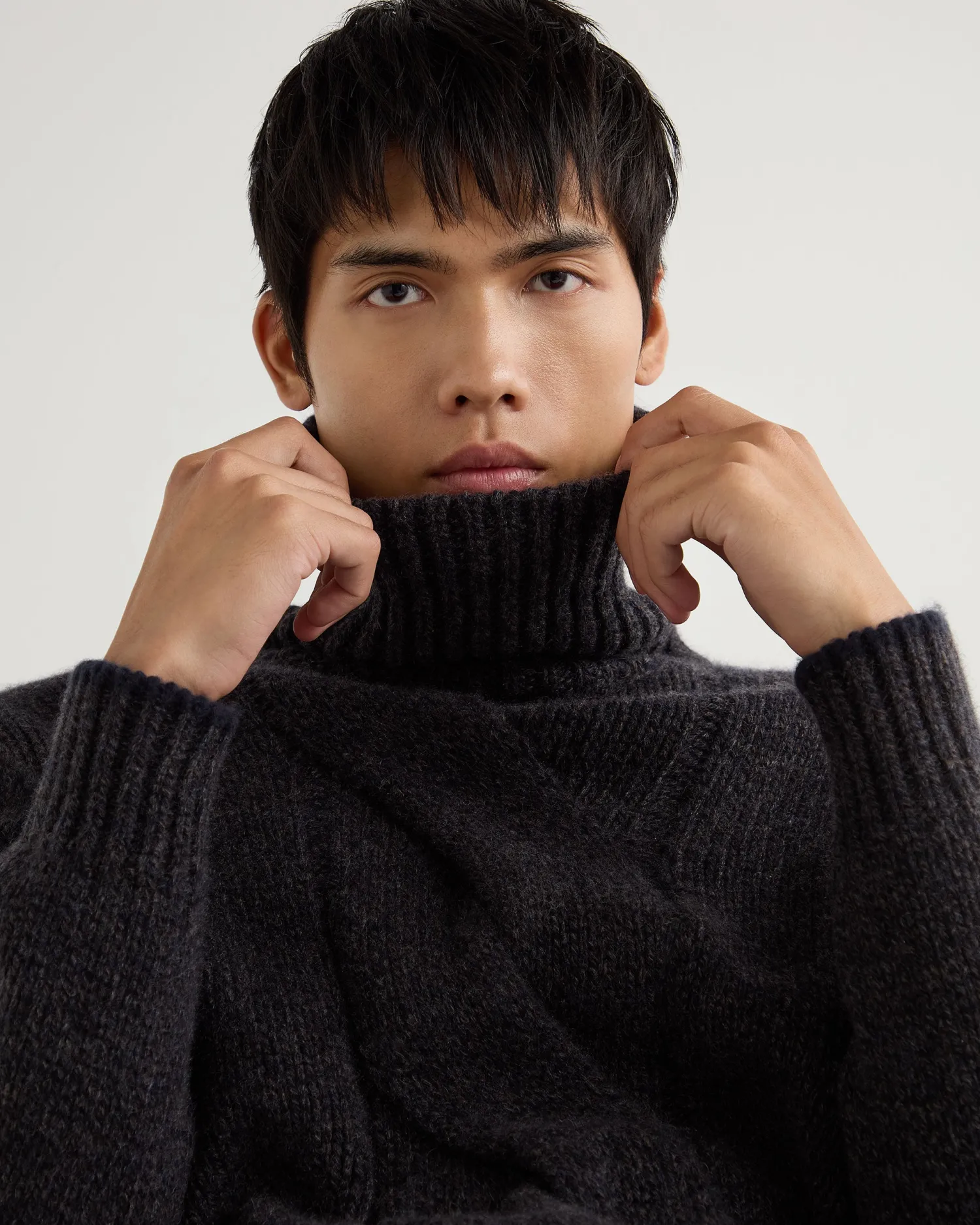 N.Peal Dark Grey | Textured Knits*Men's Wandsworth Cable Turtle Cashmere Sweater